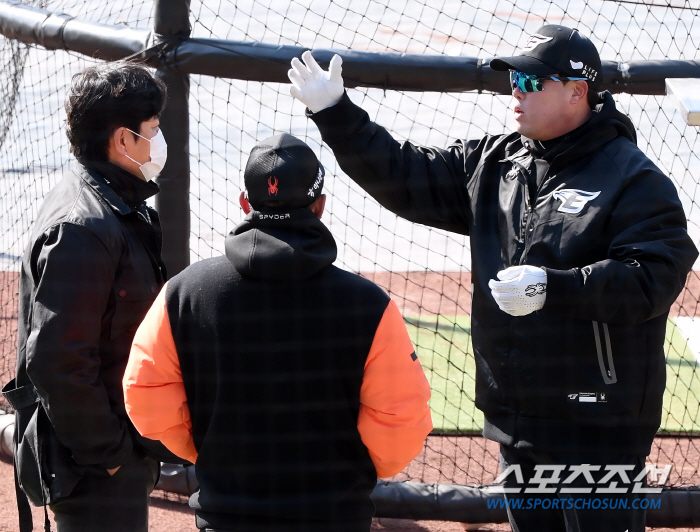 류현진 등판 없어도…한화, 3289일 만에 '시범경기' 매진