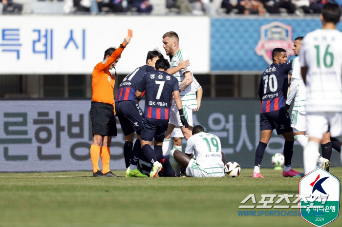 "황선홍 감독님 보셨죠?" '이승우 2연속골'수원,'보아텡 퇴장'전북과 …