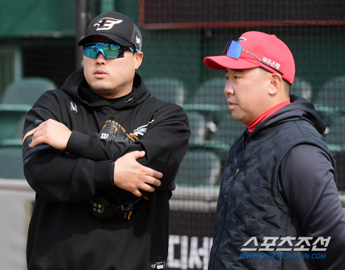 "왜 빨리 들어와~아?" 류현진과 상봉한 이범호 감독의 타박 [대전 현장…