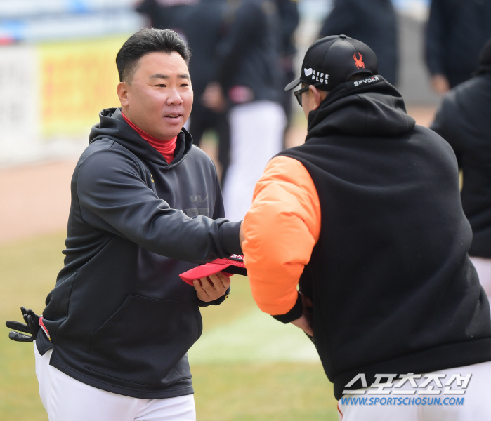 "왜 빨리 들어와~아?" 류현진과 상봉한 이범호 감독의 타박 [대전 현장…