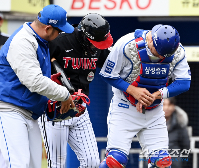 타격 훈련에 핸드폰 들고간 김현수, 박해민... 배트 뒤에 붙은 이상한 …