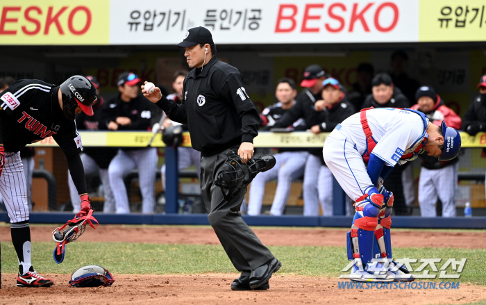 '이제 시범경기인데...'손목에 파울타구 직격 당한 강민호, 그의 손목은…