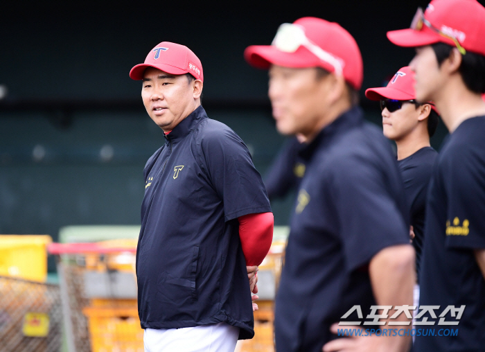 따라올 수 없는 현미경 분석, 괜히 우승 후보가 아니다…꽃감독도 '감'만…