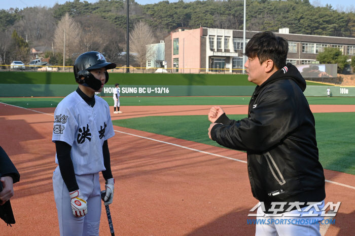 한화 '52번' 영구결번 레전드 김태균이 타격코치, 그가 홍성으로 달려가…