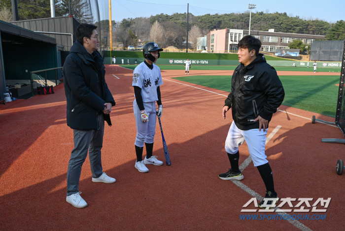 한화 '52번' 영구결번 레전드 김태균이 타격코치, 그가 홍성으로 달려가…