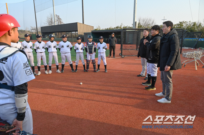 한화 '52번' 영구결번 레전드 김태균이 타격코치, 그가 홍성으로 달려가…