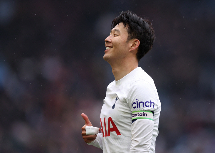 '예의 바른 미소 청년'→'두 얼굴의 사나이' 손흥민, EPL 레전드도 …