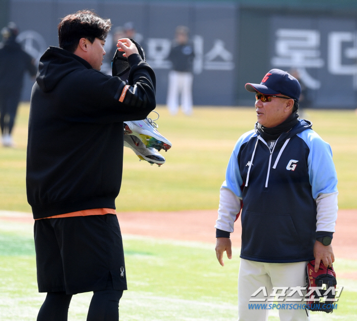 "와 류현진이다" 12년 만에 찾은 사직구장, 류현진을 따뜻하게 맞아준 …