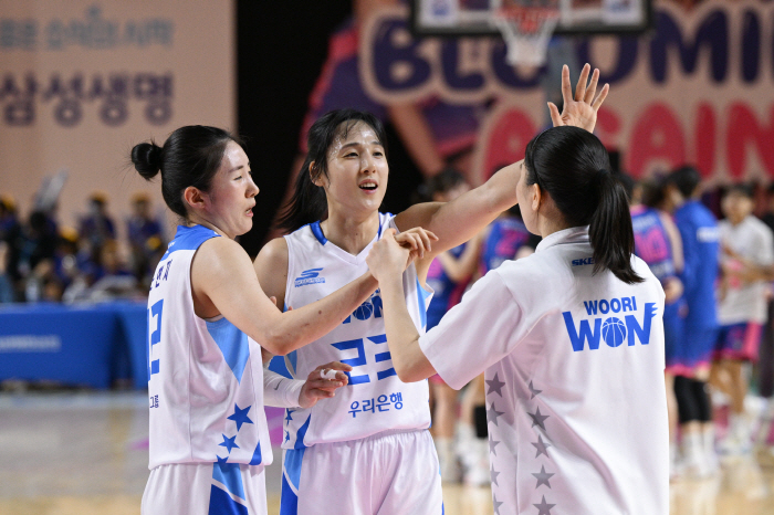 '경기력 논란' 우리은행 WKBL 새 역사, '0% 기적' 1차전 패배 …