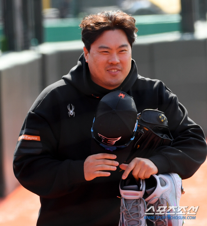 유쾌한 로버츠 감독 "류현진, 이 뉴스 보면 연락해...어서 만나자" […