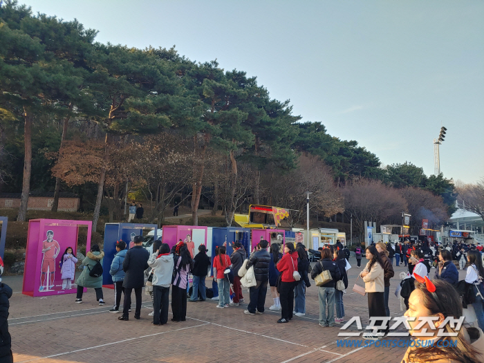 '굳건' 이강인 포토존 50m 줄→강원도에서 온 어린이들 "100대0 이…