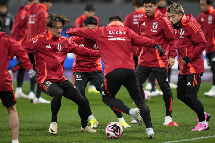 "北응원단 경기1시간전부터 붉은 물결" 日-북한전,도쿄국립경기장 6만관중…