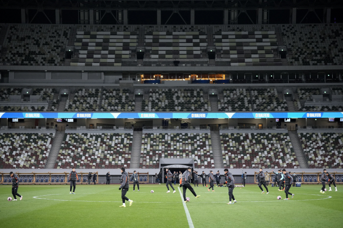 "北응원단 경기1시간전부터 붉은 물결" 日-북한전,도쿄국립경기장 6만관중…