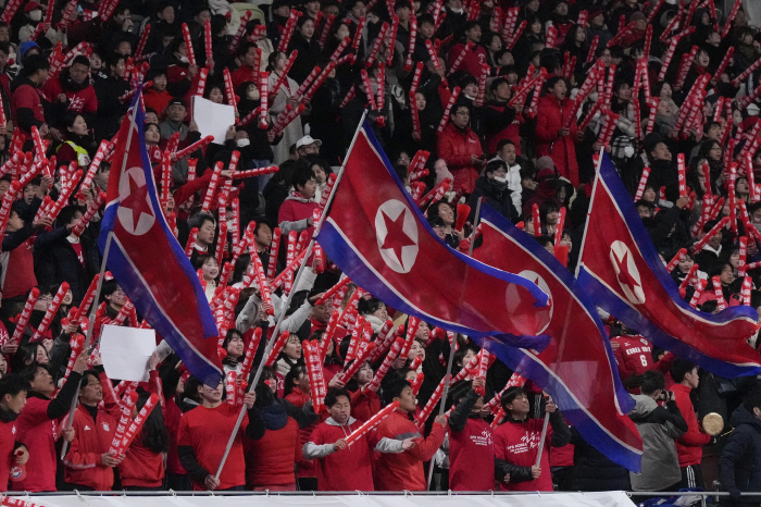 "北응원단 경기1시간전부터 붉은 물결" 日-북한전,도쿄국립경기장 6만관중…