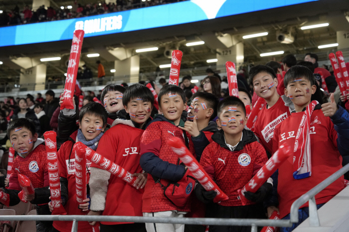 "北응원단 경기1시간전부터 붉은 물결" 日-북한전,도쿄국립경기장 6만관중…