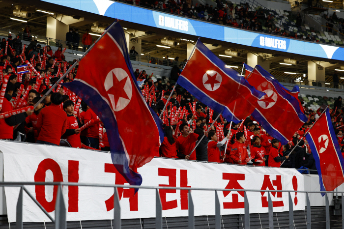 "北응원단 경기1시간전부터 붉은 물결" 日-북한전,도쿄국립경기장 6만관중…