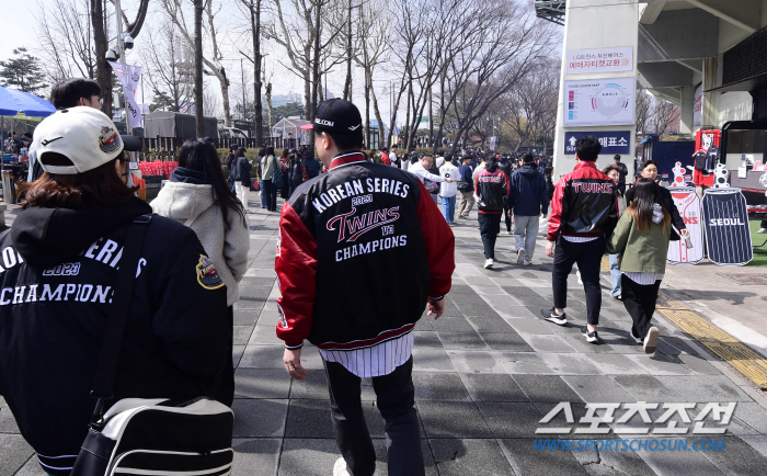 '디펜딩챔피언 VS 돌아온 몬스터' 잠실구장 개막전 매진, 집결한 야구팬…