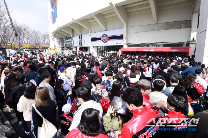 '디펜딩챔피언 VS 돌아온 몬스터' 잠실구장 개막전 매진, 집결한 야구팬…