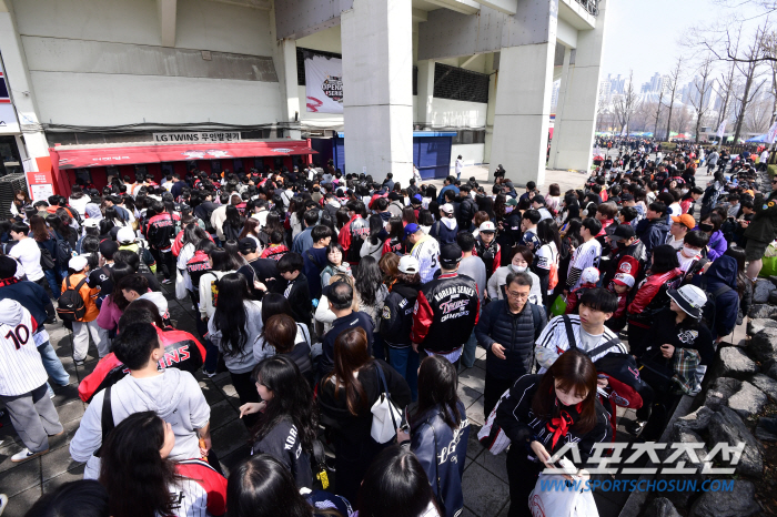 '디펜딩챔피언 VS 돌아온 몬스터' 잠실구장 개막전 매진, 집결한 야구팬…