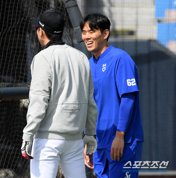 삼성 유니폼 입고 친정팀 찾은 김재윤, 반겨주니 너무 고맙네