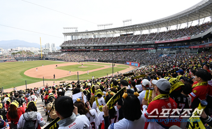 '1회 5점+철벽 필승조' KIA, 키움 7대5 격파…이범호 감독 개막전…