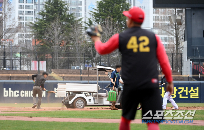 '하필 왜 오늘…' 늘어나는 비 예보, '매진 임박' 광주 키움-KIA전…