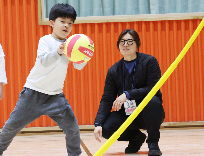 '역도 레전드'장미란 차관,늘봄학교 일일 체육교사 변신