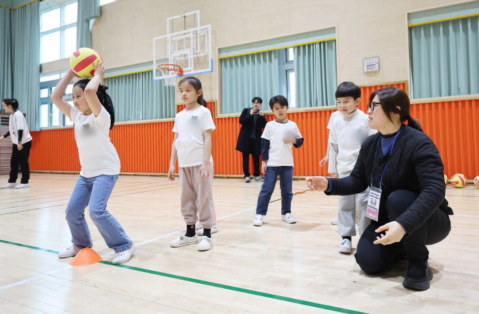 '역도 레전드'장미란 차관,늘봄학교 일일 체육교사 변신