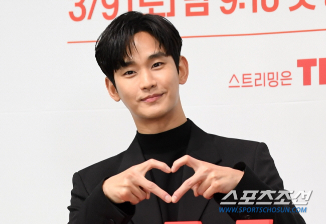 [단독] 8억? 오히려 출연료 자진 삭감..'눈물의 여왕' 김수현, 제작…