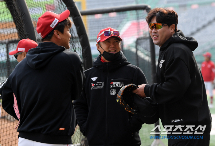 인천서 만난 한화 류현진과 SSG 김광현, 공통 관심사는 역시 '야구'