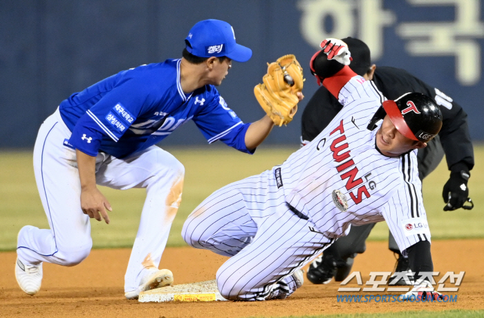 12회말 허무한 도루 실패. 투수 15명 투입 총력전. 삼성,LG 2-2…