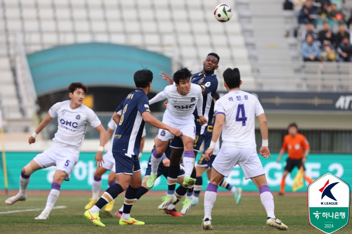 '마테우스 멀티골' 안양, 이랜드 2-1로 꺾고 무패질주+2위 점프...…