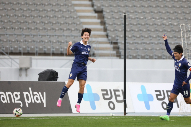 '마테우스 멀티골' 안양, 이랜드 2-1로 꺾고 무패질주+2위 점프...…