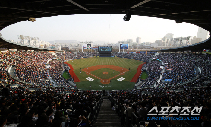 일요일마저 만원관중…잠실 KIA-두산전, 주말 3연전 모두 매진[잠실 현…