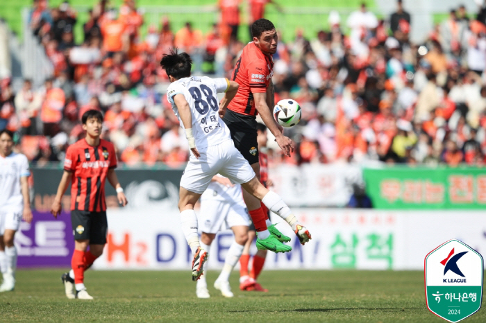 [현장리뷰]'윌리안 장군→이상헌 멍군' 10명씩 싸운 강원-서울, BTS…