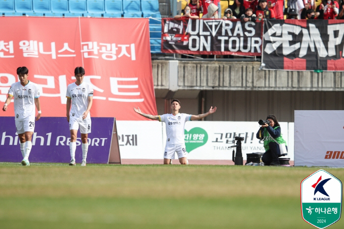 [현장리뷰]'윌리안 장군→이상헌 멍군' 10명씩 싸운 강원-서울, BTS…