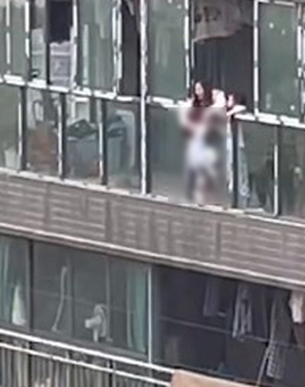 세살 아이 아파트 22층서 던진 여성 "나는 아프다"