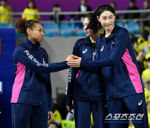 '또 준우승' 그러나 끝내 웃어 보인 김연경, 아쉽지만 최선을 다했기에