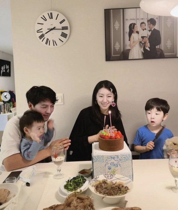 '이필모♥' 서수연, 세상 다 가진 생일파티..남편·두 아들 축하 속에 …