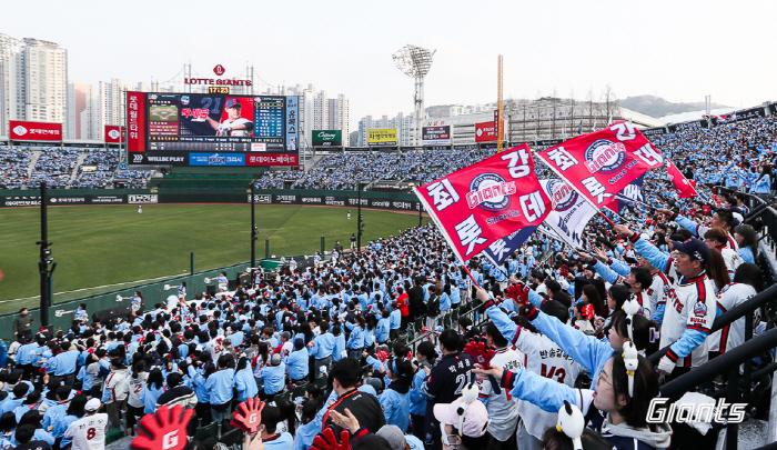 '대전은 내년 입주인데' 대통령도 재확인한 '마흔살' 사직→부산新구장, …