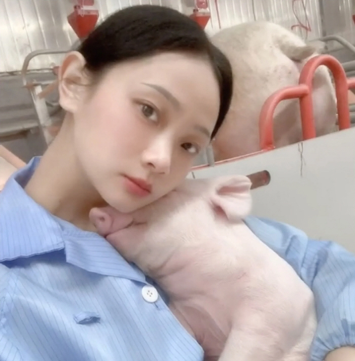 중국 돼지농장 미모의 대졸 여직원 화제, 받는 월급이?