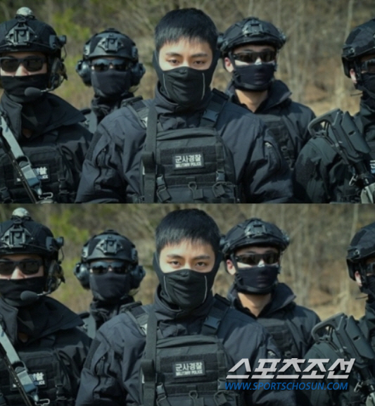 '군복무' 뷔, 할리우드 영화 촬영 중? SDT '흑복'→넘사벽 비주얼 …