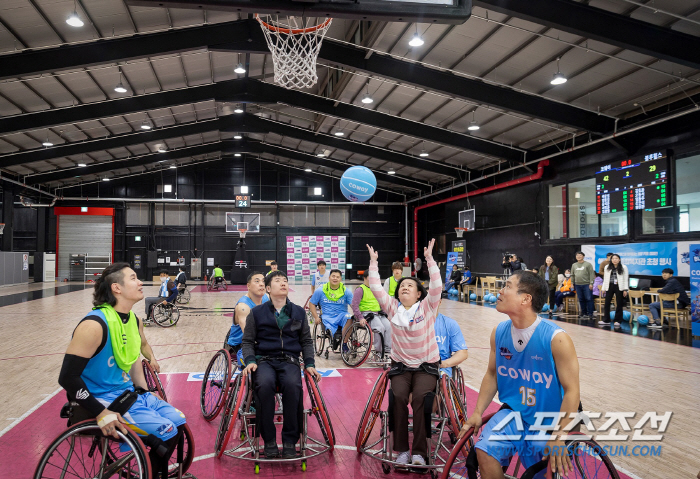 코웨이 블루휠스 농구단,'장애인의 날' 발달장애인 초청 휠체어농구 체헙 …