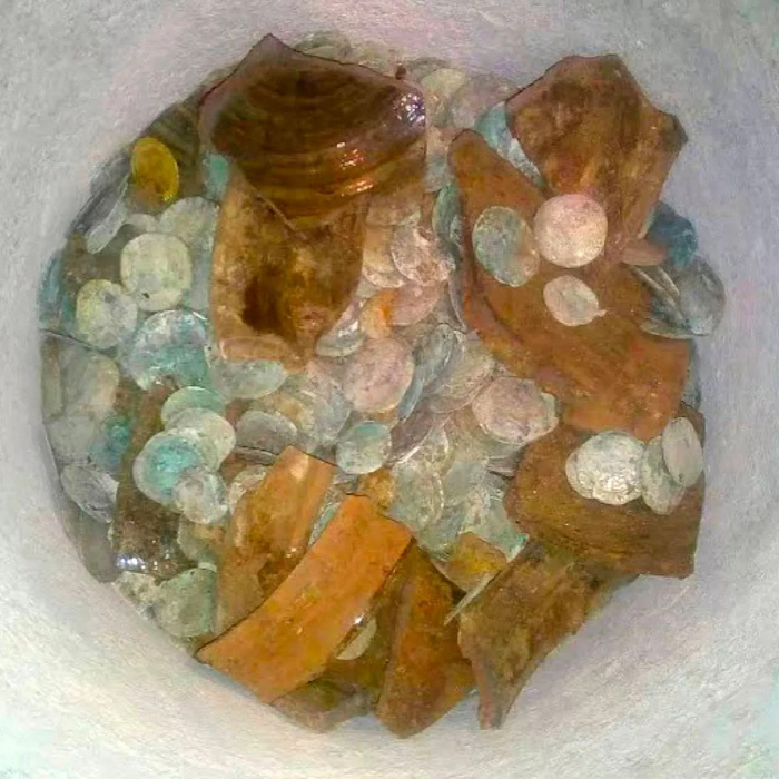 주방 공사 중 400년전 동전 수백개 발견…1억원 상당