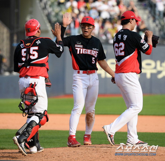 '경기 뒤집은 기습번트' 진짜 천재 김도영의 진가...타이거즈가 1위를 …