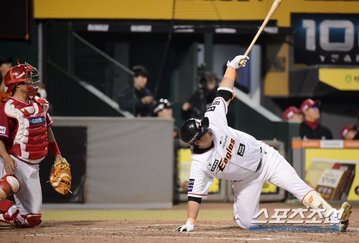 KBO 최고 홈런 타자 앞에서 '新홈런왕'이 해냈다…노시환, 개인 2호 …