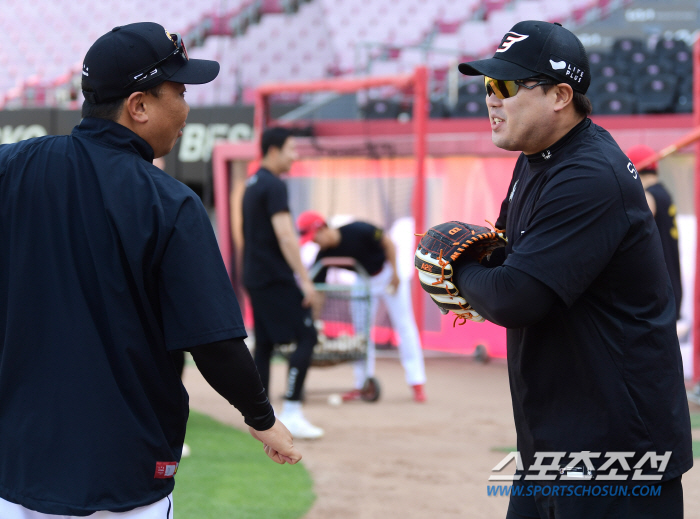 류현진 만난 꽃 감독의 걱정 "낼모레 비 온다는데 어떡하냐?" [광주 스…