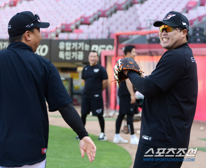 류현진 만난 꽃 감독의 걱정 "낼모레 비 온다는데 어떡하냐?" [광주 스…