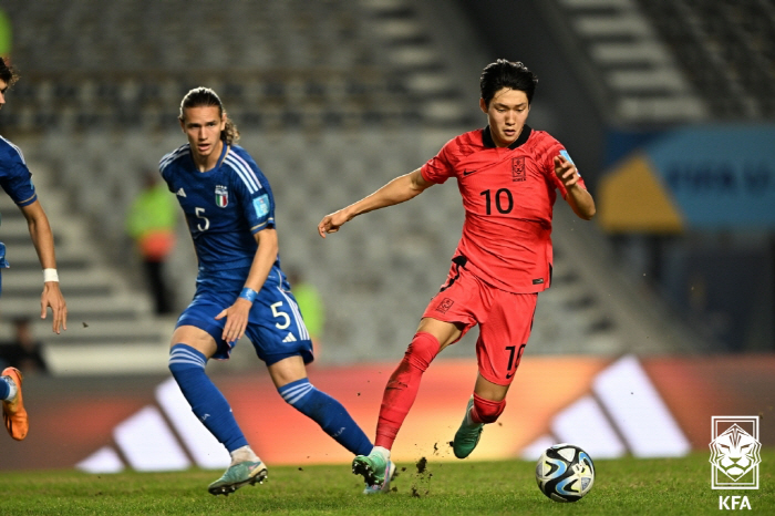 "韓 축구의 자랑" 데뷔 시즌 스토크시티 '올해의 선수' 기염 배준호, …