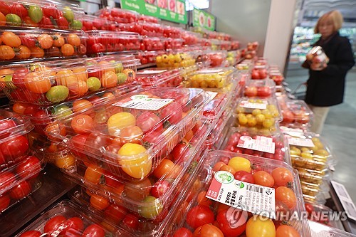 "과채 가격도 부담"…1년 전보다 방울토마토 42%·참외 36% 올라